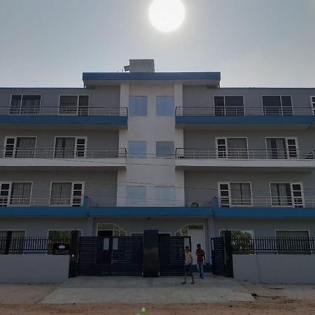 Hotel The Luxem - Behind Ibis Hotel Gurugram Gurgaon Exteriör bild