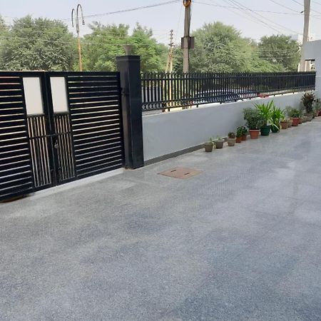 Hotel The Luxem - Behind Ibis Hotel Gurugram Gurgaon Exteriör bild