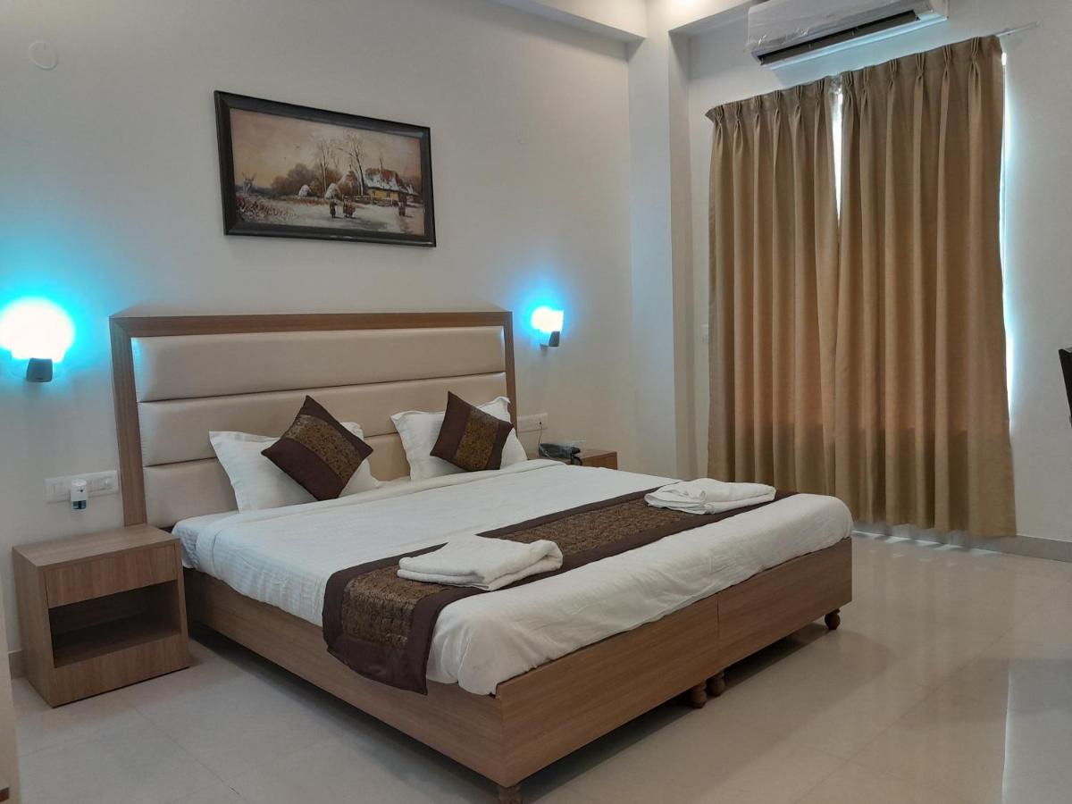 Hotel The Luxem - Behind Ibis Hotel Gurugram Gurgaon Exteriör bild