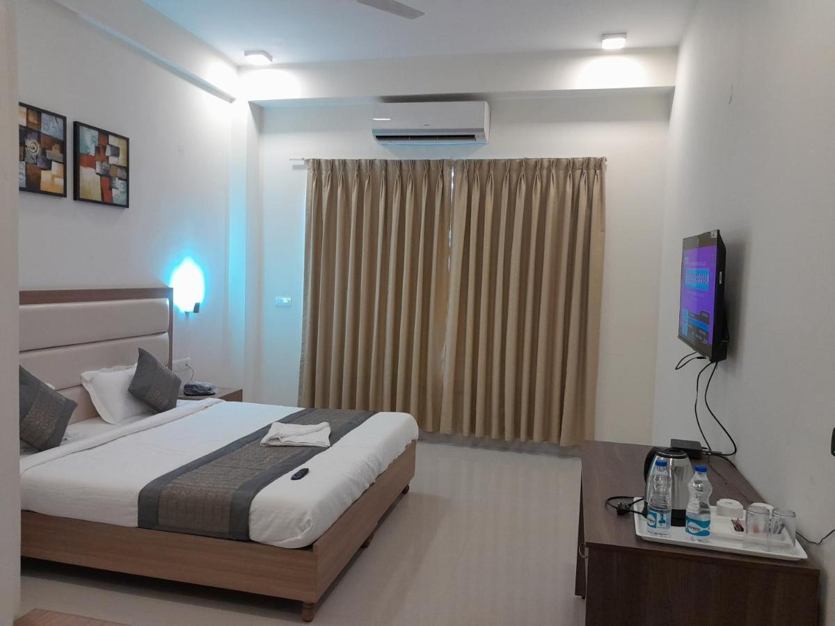 Hotel The Luxem - Behind Ibis Hotel Gurugram Gurgaon Exteriör bild
