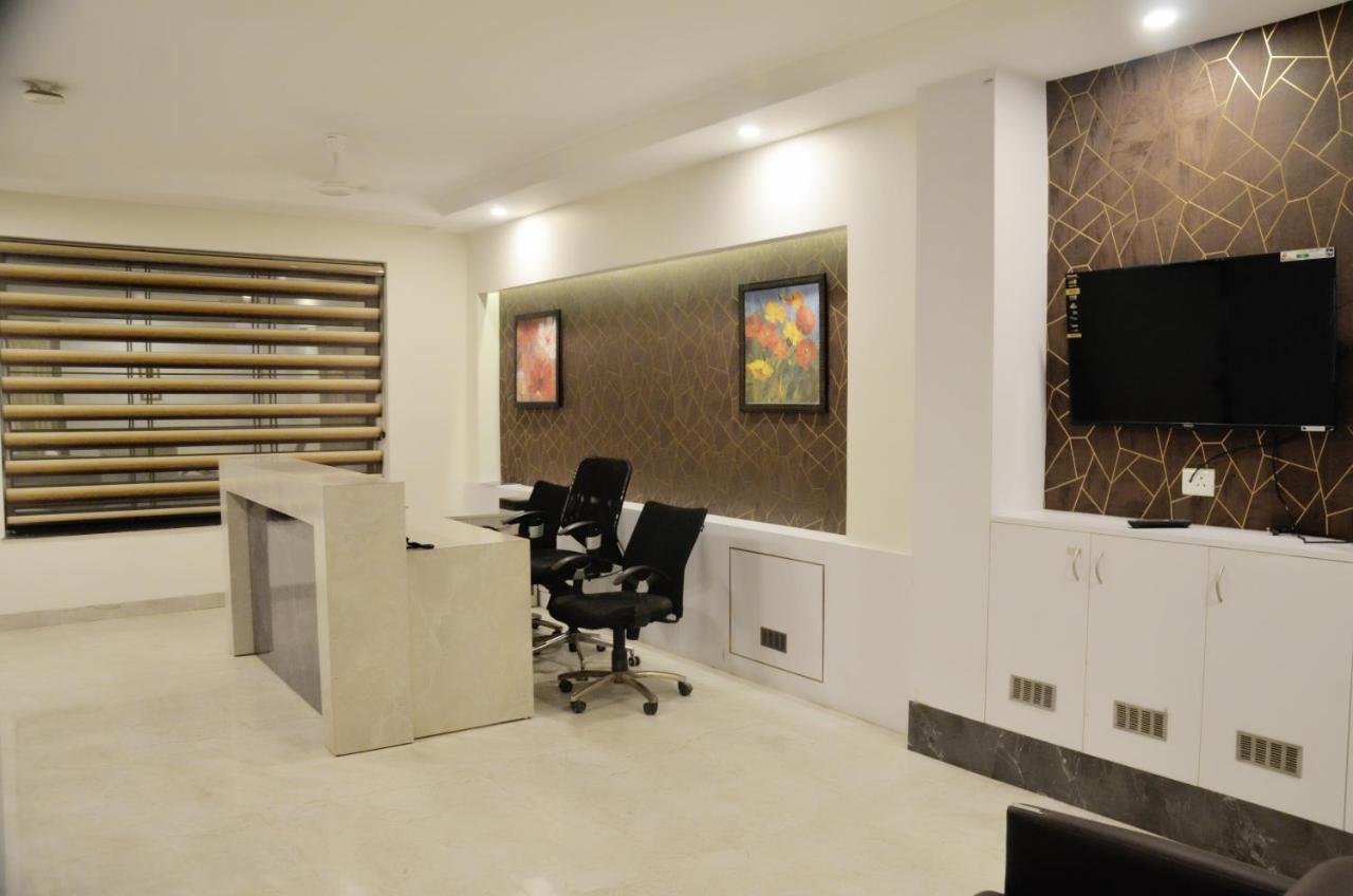 Hotel The Luxem - Behind Ibis Hotel Gurugram Gurgaon Exteriör bild
