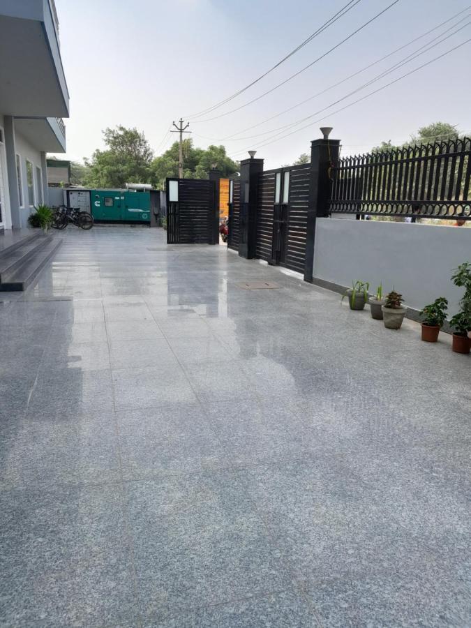 Hotel The Luxem - Behind Ibis Hotel Gurugram Gurgaon Exteriör bild