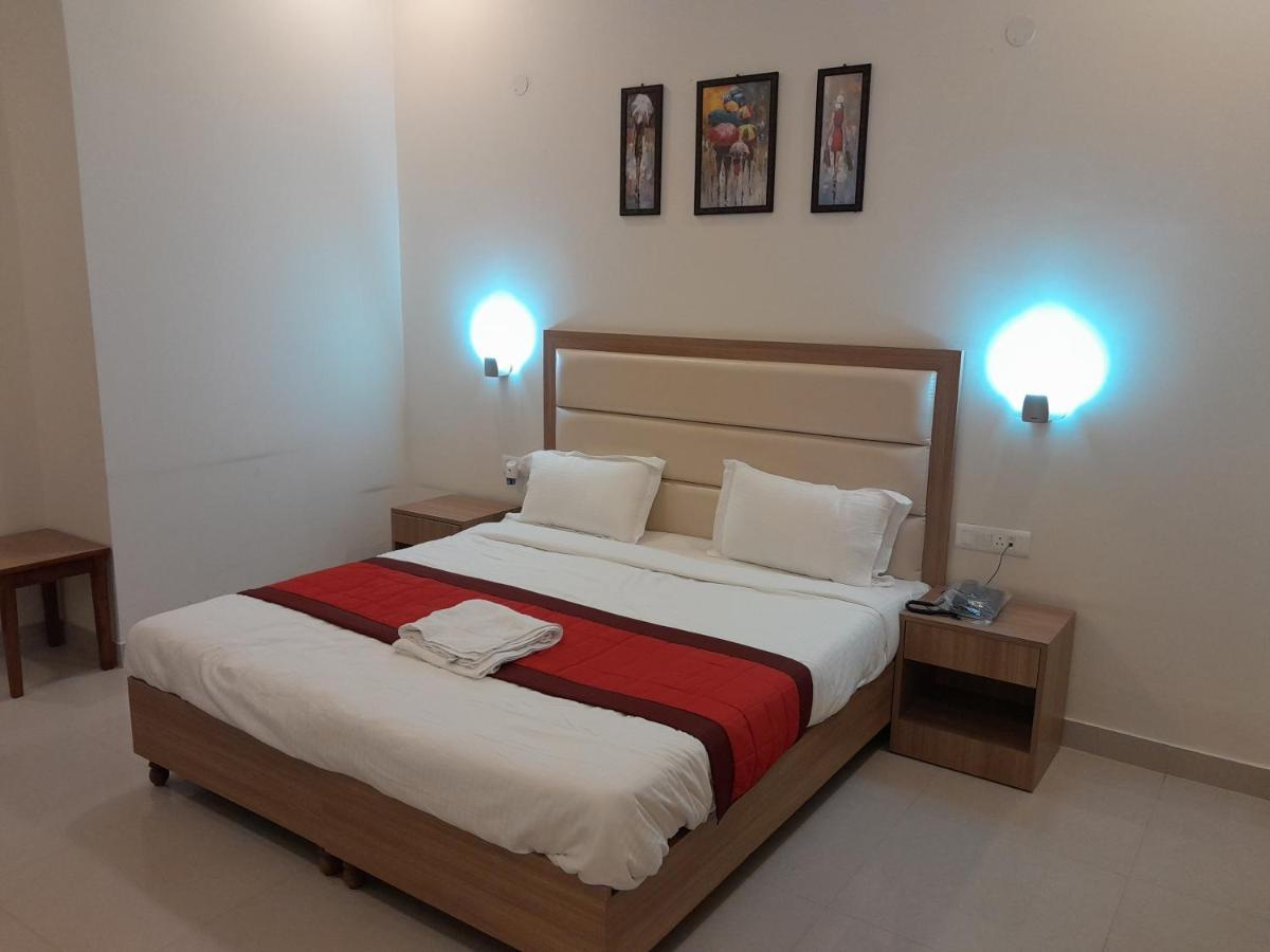 Hotel The Luxem - Behind Ibis Hotel Gurugram Gurgaon Exteriör bild