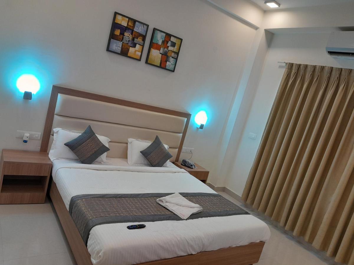Hotel The Luxem - Behind Ibis Hotel Gurugram Gurgaon Exteriör bild