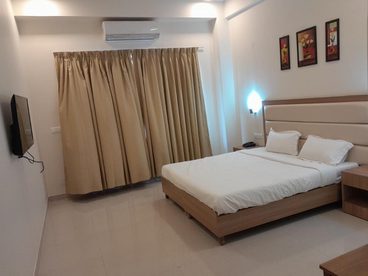 Hotel The Luxem - Behind Ibis Hotel Gurugram Gurgaon Exteriör bild