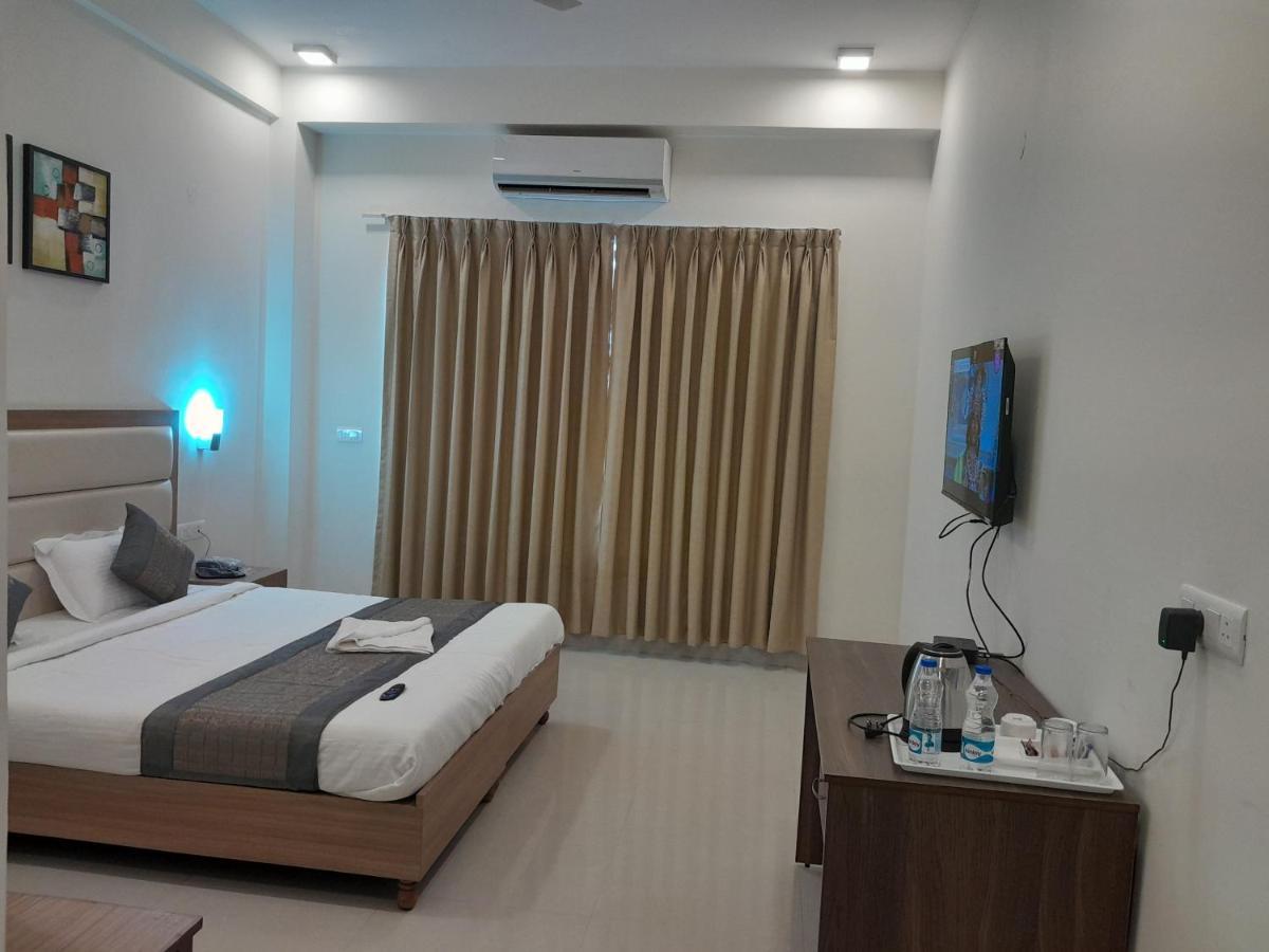 Hotel The Luxem - Behind Ibis Hotel Gurugram Gurgaon Exteriör bild