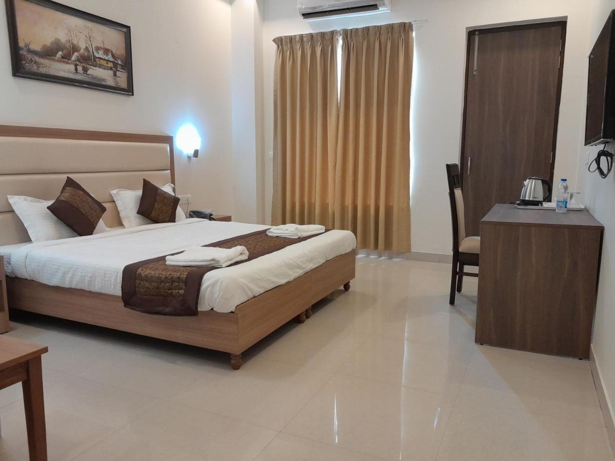 Hotel The Luxem - Behind Ibis Hotel Gurugram Gurgaon Exteriör bild