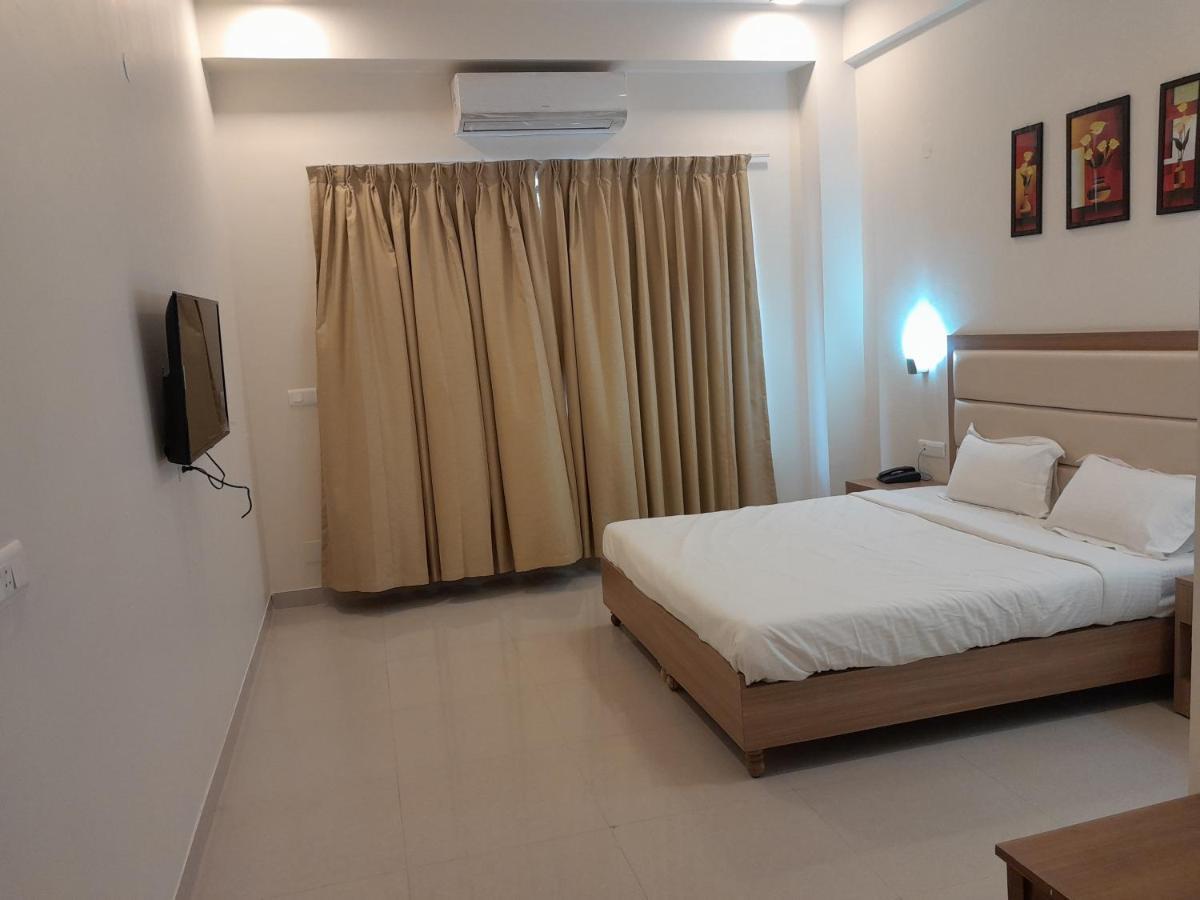 Hotel The Luxem - Behind Ibis Hotel Gurugram Gurgaon Exteriör bild