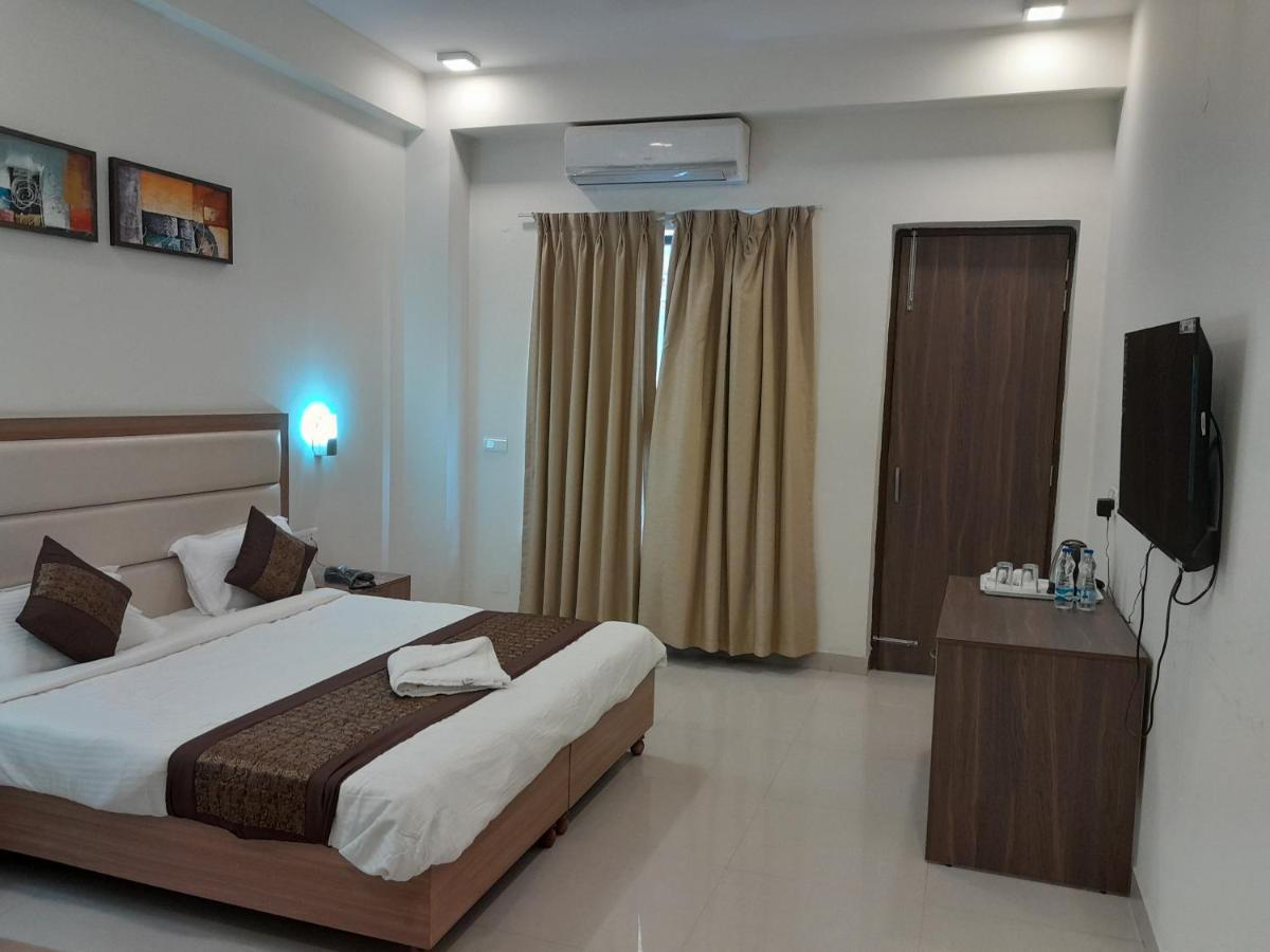 Hotel The Luxem - Behind Ibis Hotel Gurugram Gurgaon Exteriör bild