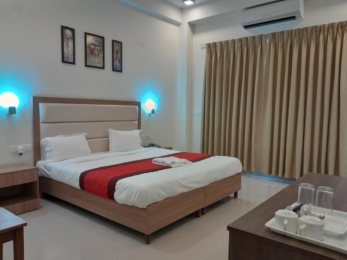 Hotel The Luxem - Behind Ibis Hotel Gurugram Gurgaon Exteriör bild
