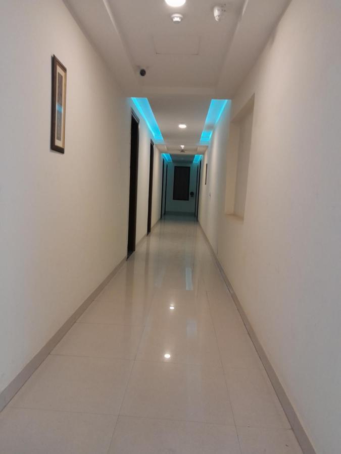 Hotel The Luxem - Behind Ibis Hotel Gurugram Gurgaon Exteriör bild