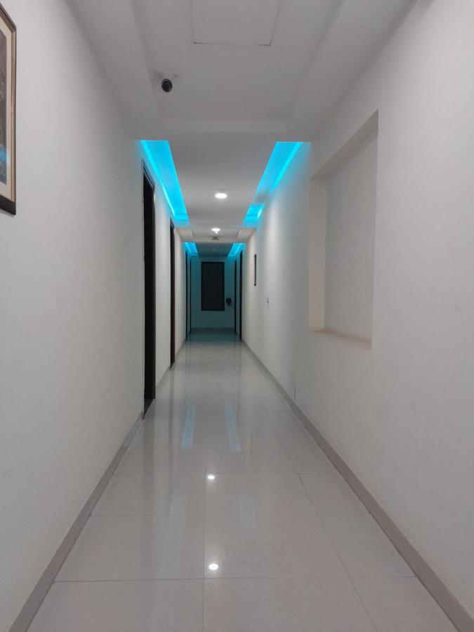 Hotel The Luxem - Behind Ibis Hotel Gurugram Gurgaon Exteriör bild