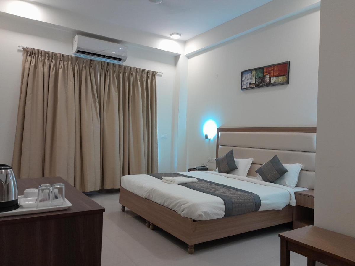Hotel The Luxem - Behind Ibis Hotel Gurugram Gurgaon Exteriör bild