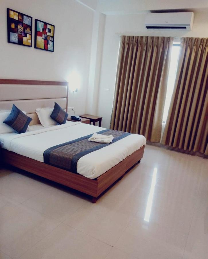 Hotel The Luxem - Behind Ibis Hotel Gurugram Gurgaon Exteriör bild
