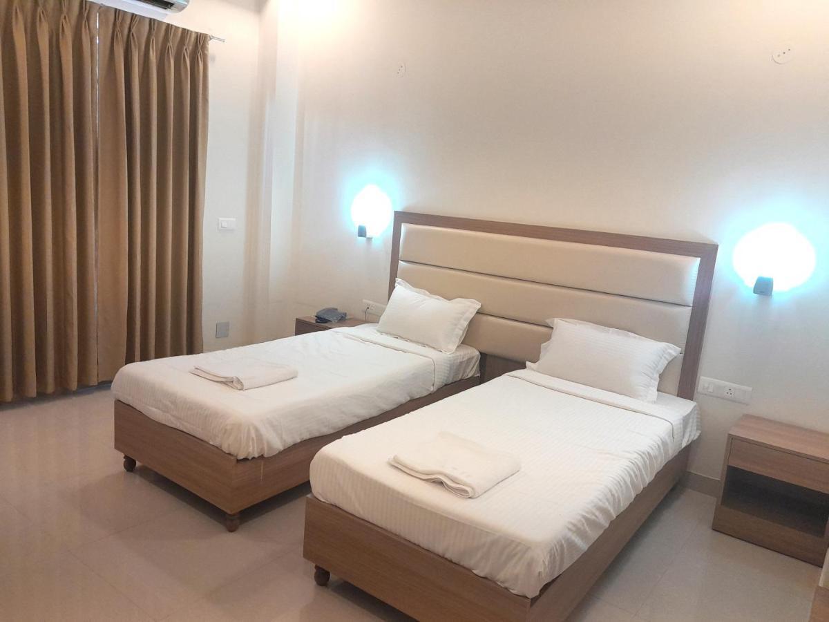 Hotel The Luxem - Behind Ibis Hotel Gurugram Gurgaon Exteriör bild