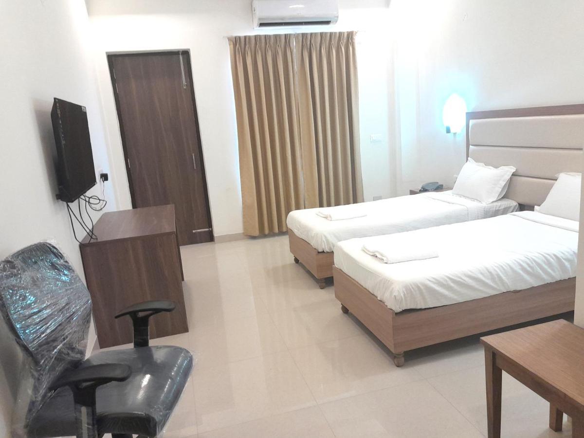 Hotel The Luxem - Behind Ibis Hotel Gurugram Gurgaon Exteriör bild