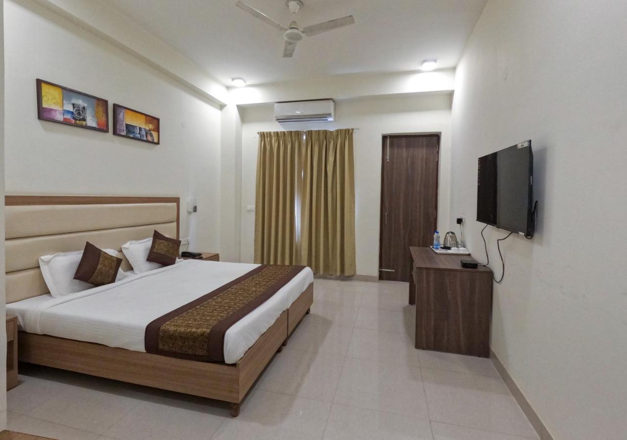 Hotel The Luxem - Behind Ibis Hotel Gurugram Gurgaon Exteriör bild
