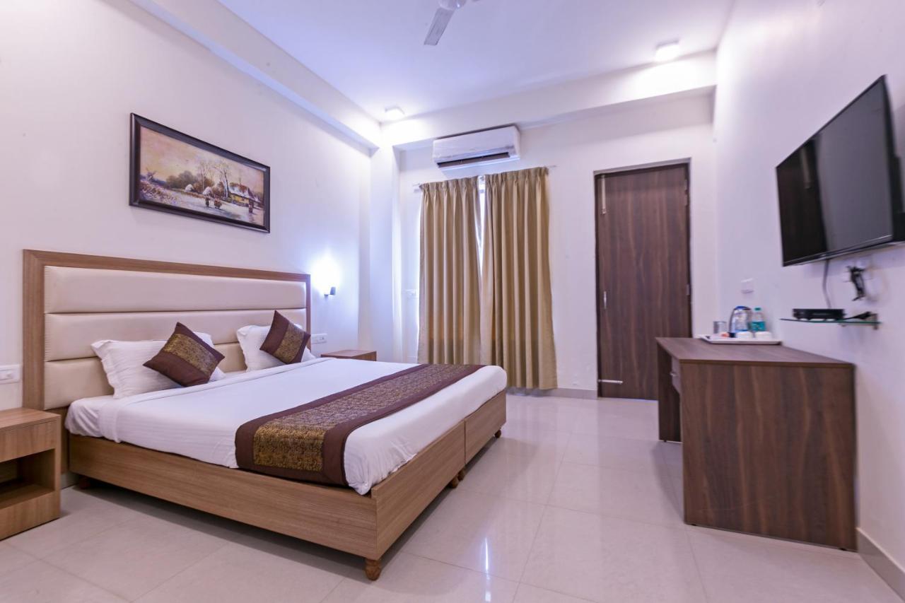 Hotel The Luxem - Behind Ibis Hotel Gurugram Gurgaon Exteriör bild