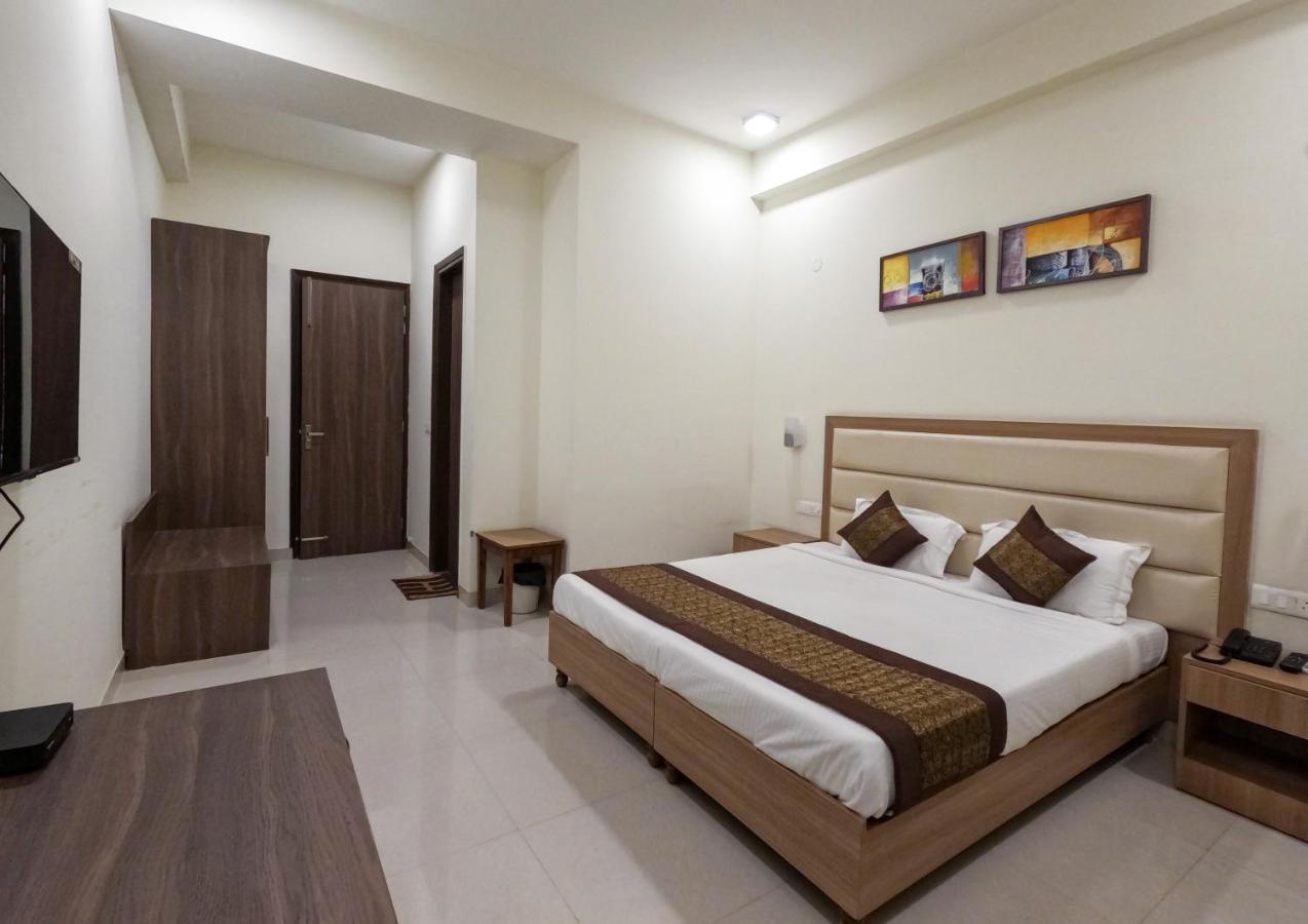 Hotel The Luxem - Behind Ibis Hotel Gurugram Gurgaon Exteriör bild