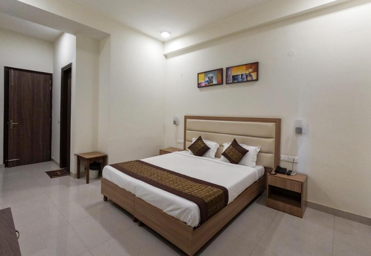 Hotel The Luxem - Behind Ibis Hotel Gurugram Gurgaon Exteriör bild
