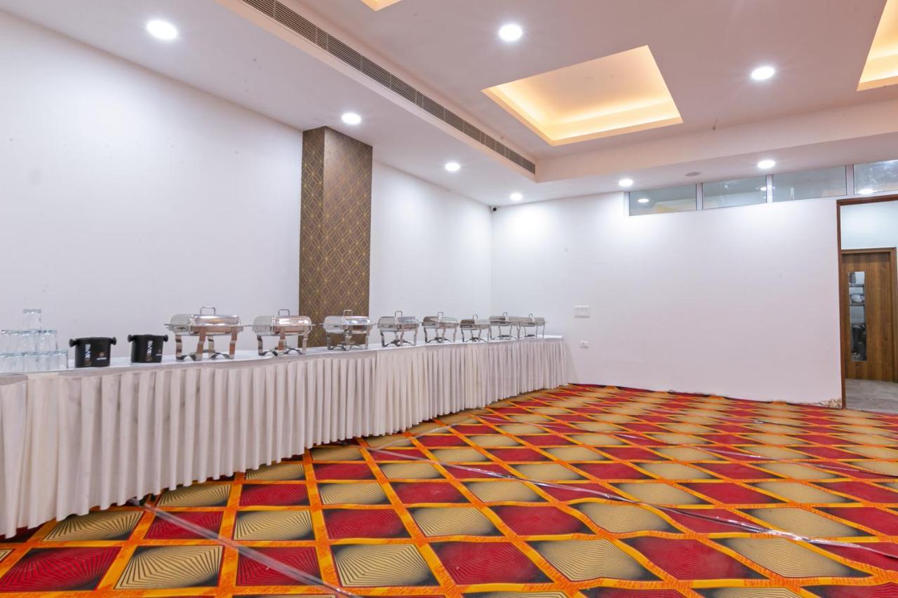 Hotel The Luxem - Behind Ibis Hotel Gurugram Gurgaon Exteriör bild