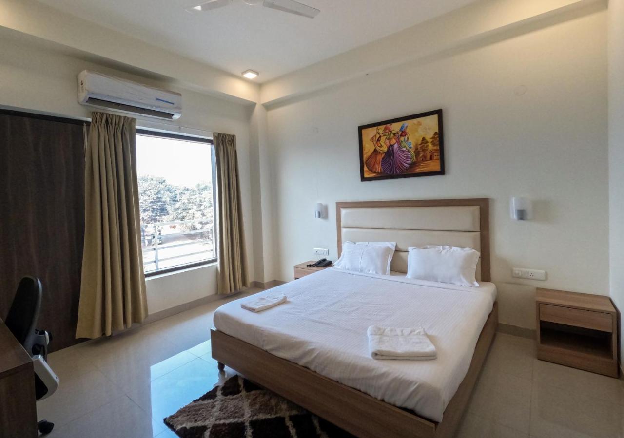 Hotel The Luxem - Behind Ibis Hotel Gurugram Gurgaon Exteriör bild