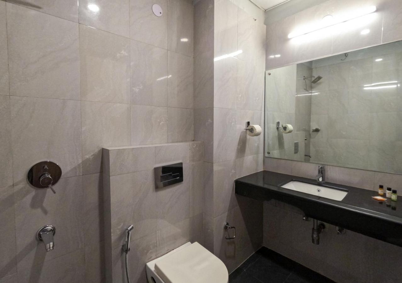 Hotel The Luxem - Behind Ibis Hotel Gurugram Gurgaon Exteriör bild
