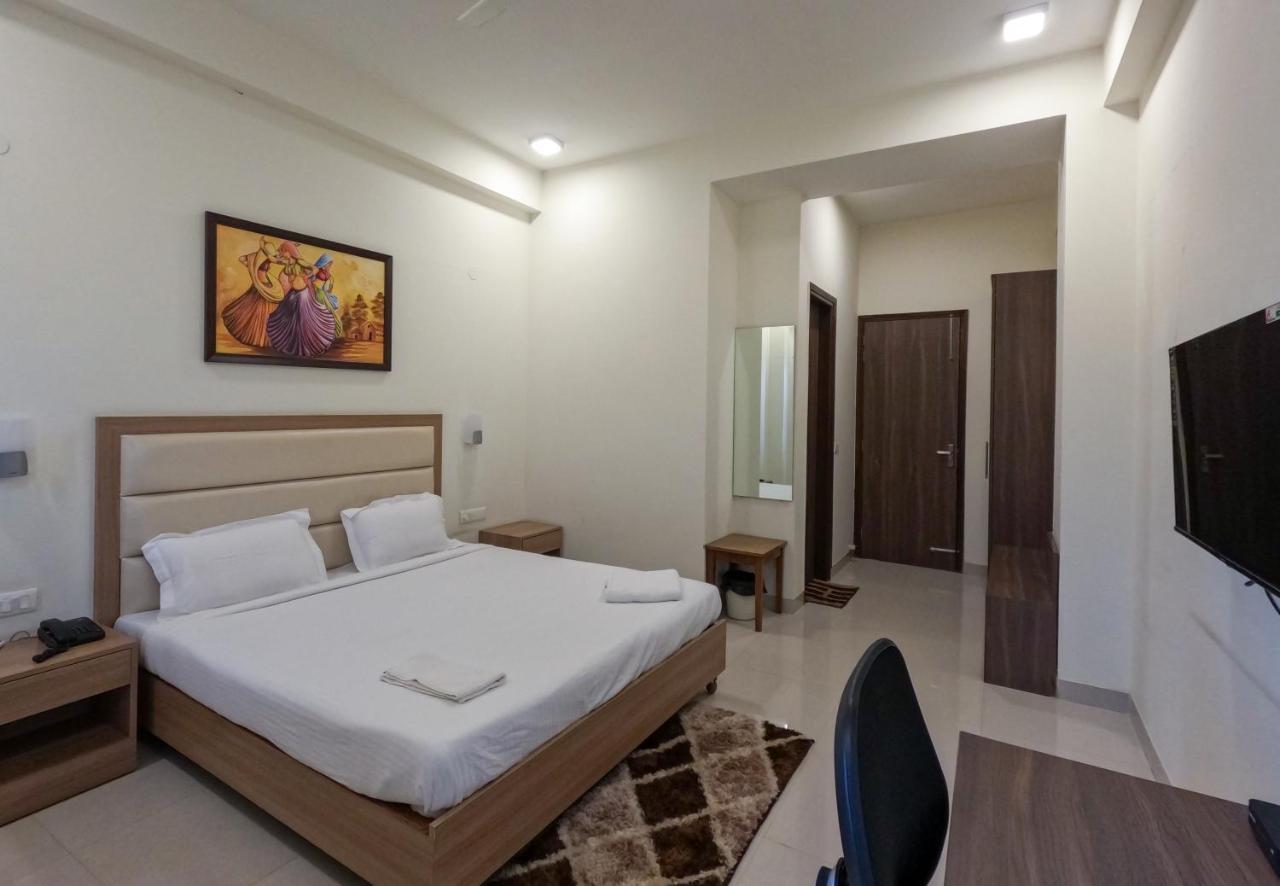 Hotel The Luxem - Behind Ibis Hotel Gurugram Gurgaon Exteriör bild