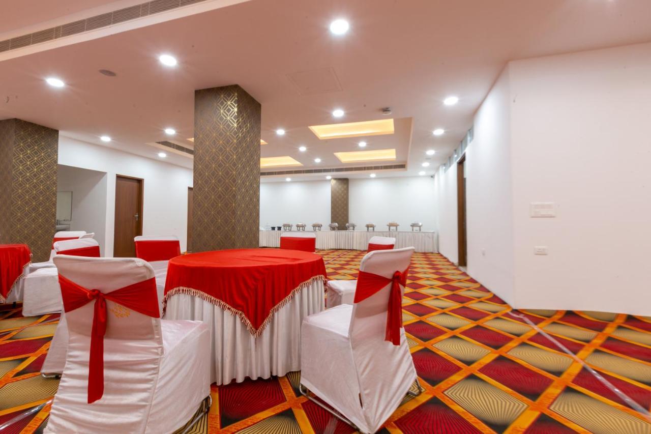 Hotel The Luxem - Behind Ibis Hotel Gurugram Gurgaon Exteriör bild
