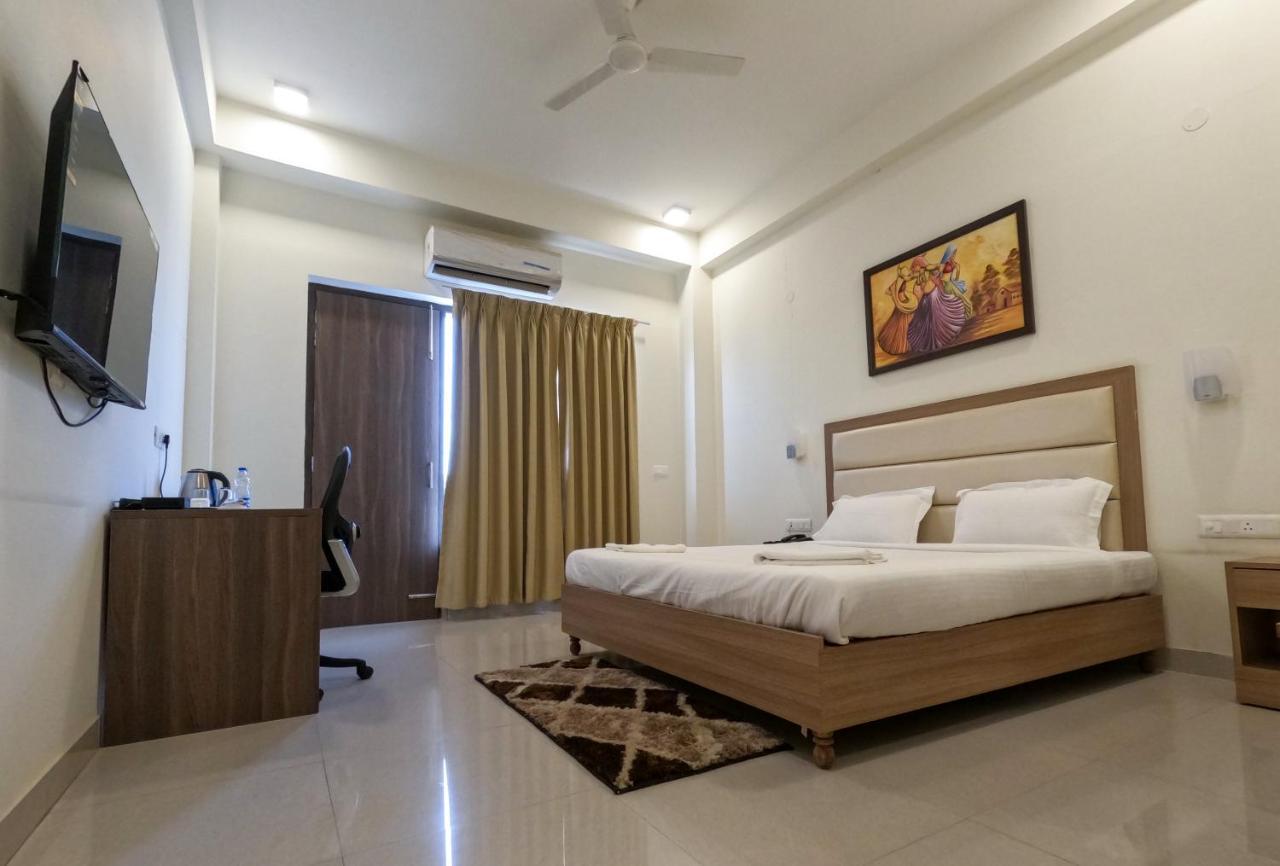 Hotel The Luxem - Behind Ibis Hotel Gurugram Gurgaon Exteriör bild