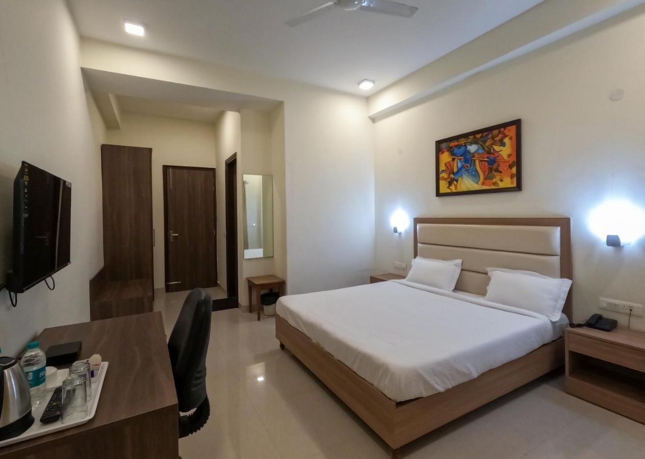 Hotel The Luxem - Behind Ibis Hotel Gurugram Gurgaon Exteriör bild