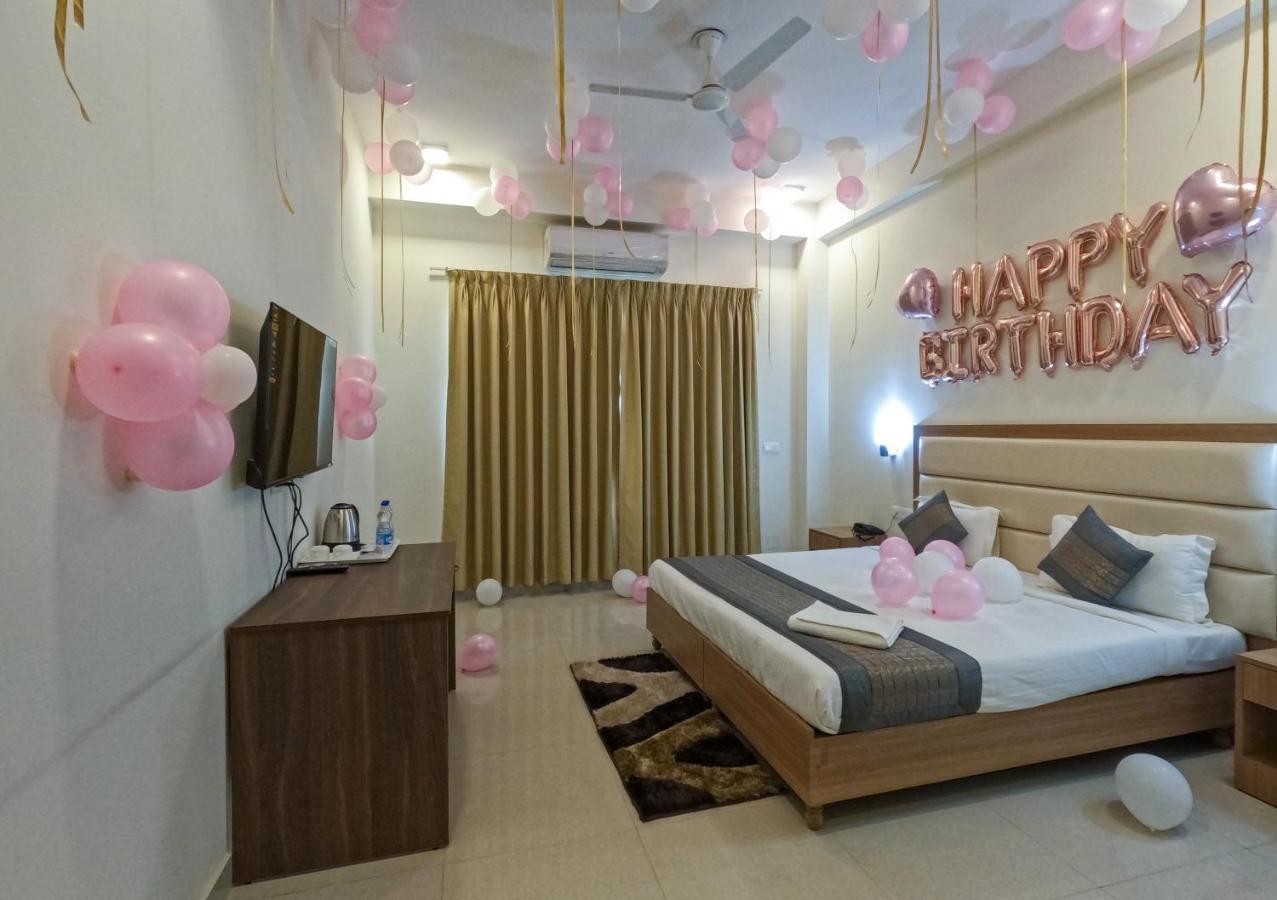 Hotel The Luxem - Behind Ibis Hotel Gurugram Gurgaon Exteriör bild