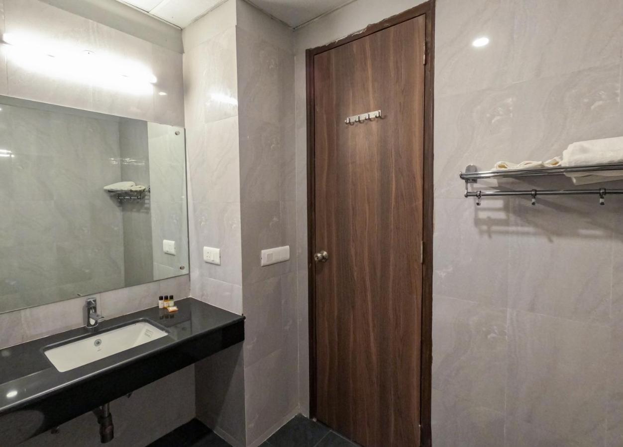 Hotel The Luxem - Behind Ibis Hotel Gurugram Gurgaon Exteriör bild
