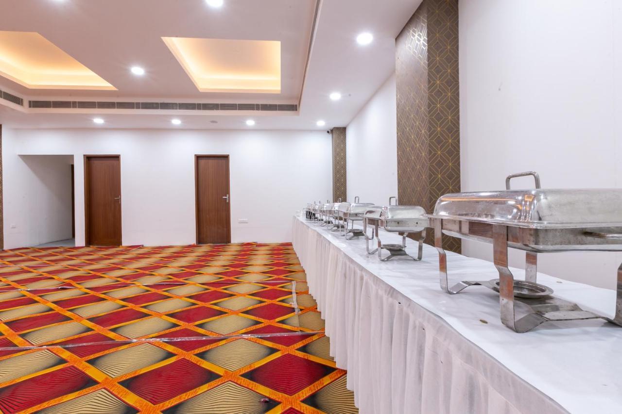 Hotel The Luxem - Behind Ibis Hotel Gurugram Gurgaon Exteriör bild
