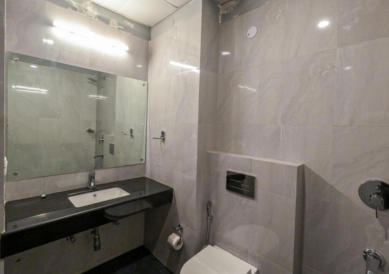 Hotel The Luxem - Behind Ibis Hotel Gurugram Gurgaon Exteriör bild