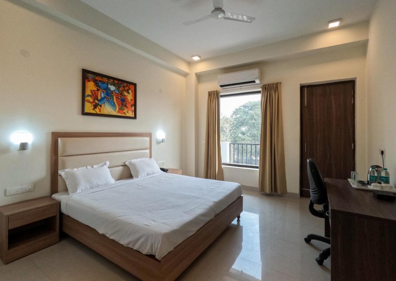 Hotel The Luxem - Behind Ibis Hotel Gurugram Gurgaon Exteriör bild