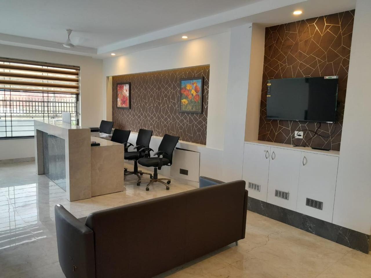 Hotel The Luxem - Behind Ibis Hotel Gurugram Gurgaon Exteriör bild