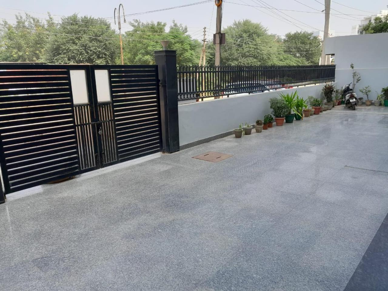 Hotel The Luxem - Behind Ibis Hotel Gurugram Gurgaon Exteriör bild